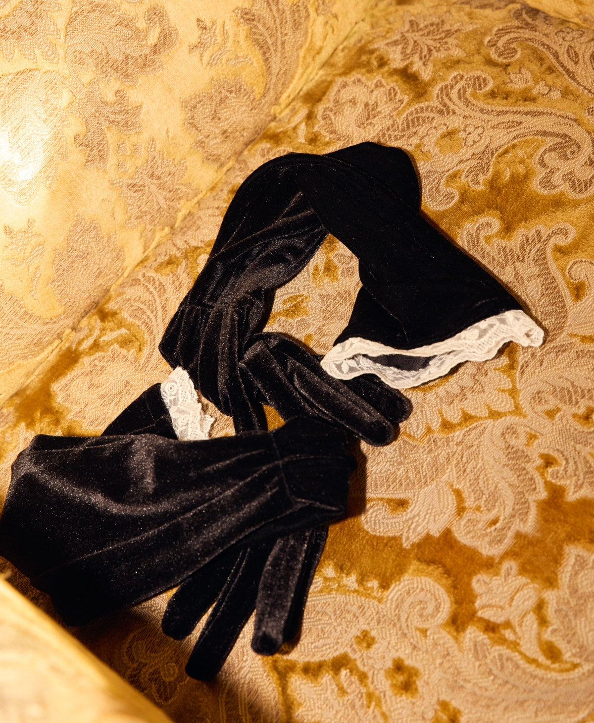 La Vie En Bow Velvet Gloves - Black