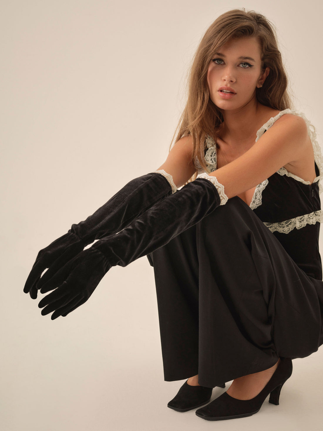 La Vie En Bow Velvet Gloves
